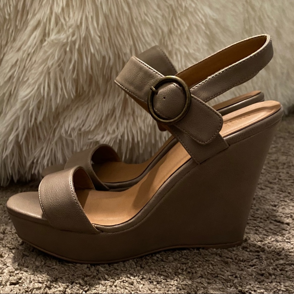 Nude wedges